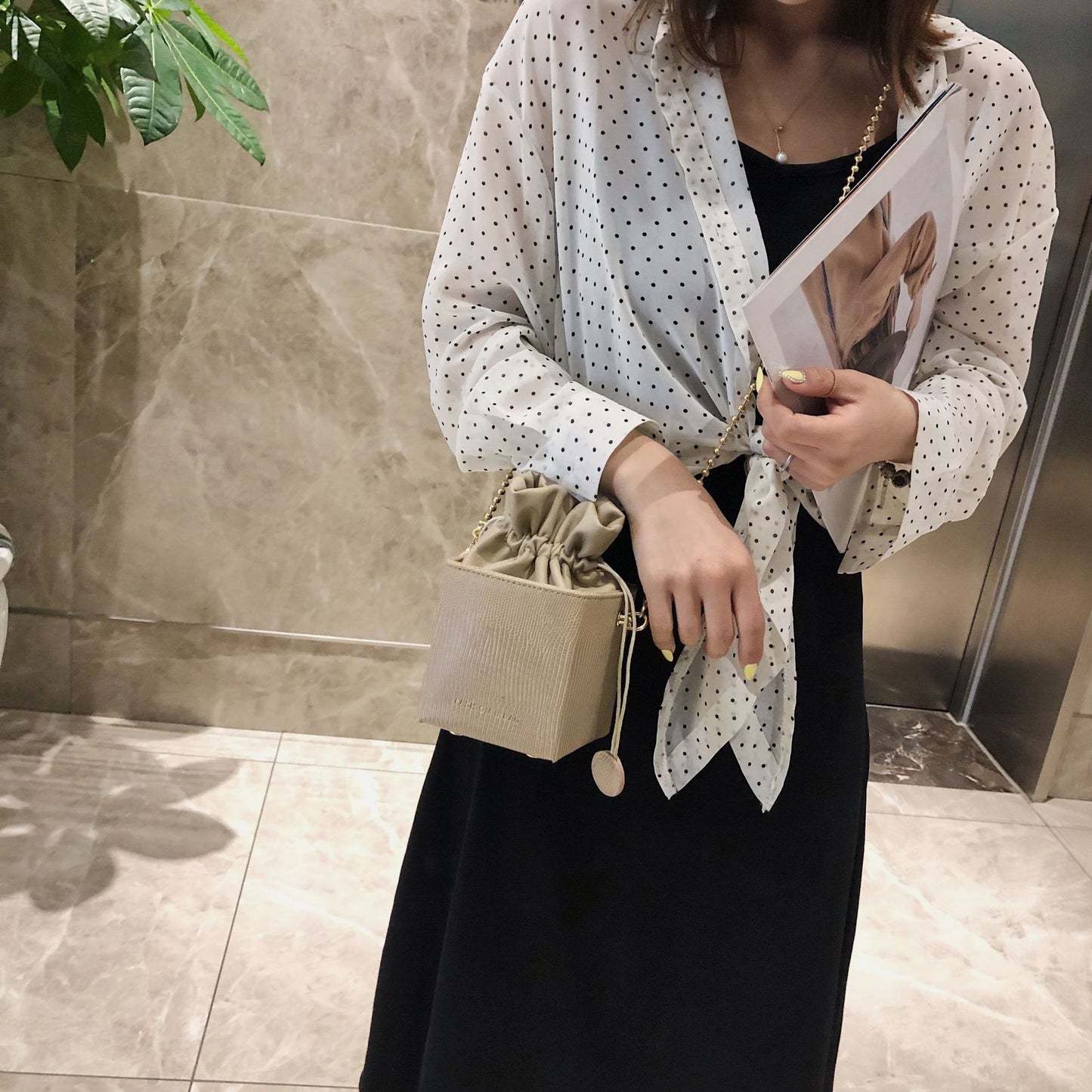Chain drawstring crossbody bag