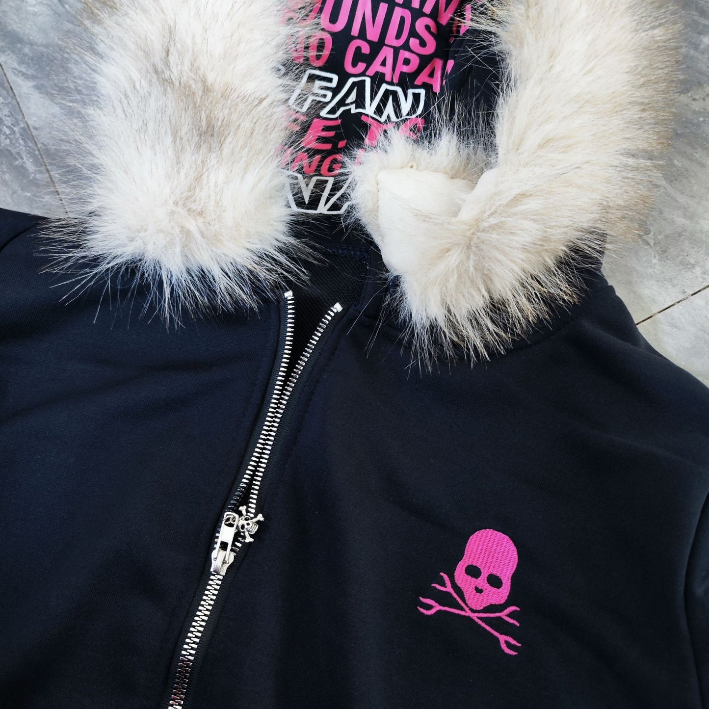 Løs gotisk hoodie med kranie til kvinder