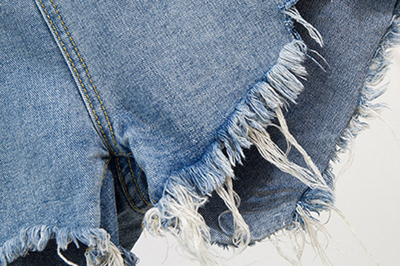 Denimshorts til damer med rippede kanter og sommerdesign