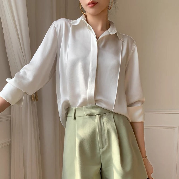 Elegant hvid dameskjorte i triacetat-satin