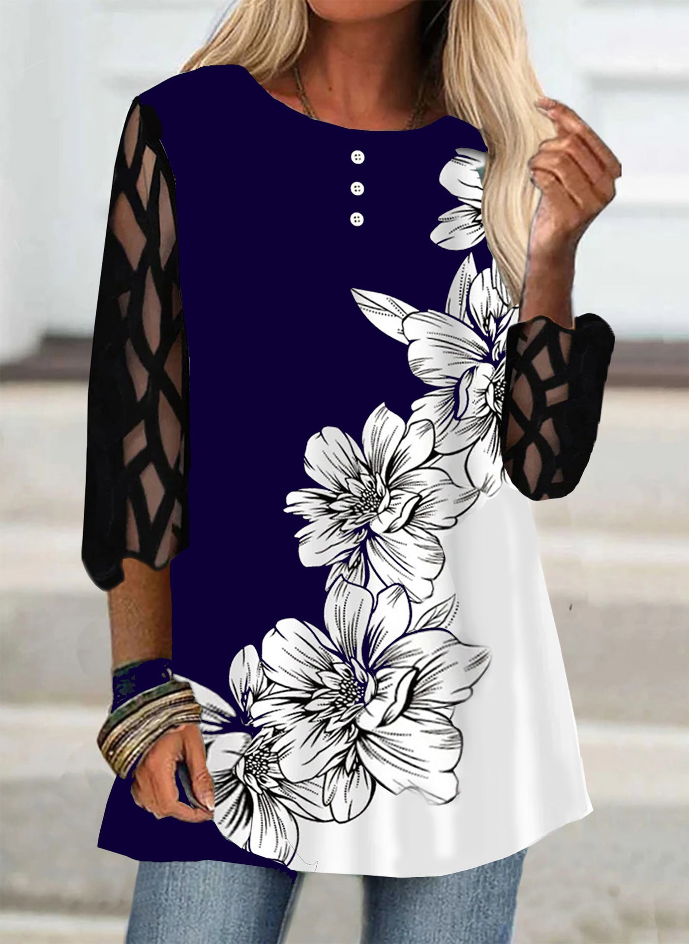 Kvinders nye blondeærmede, løse T-shirt med blomstermønster