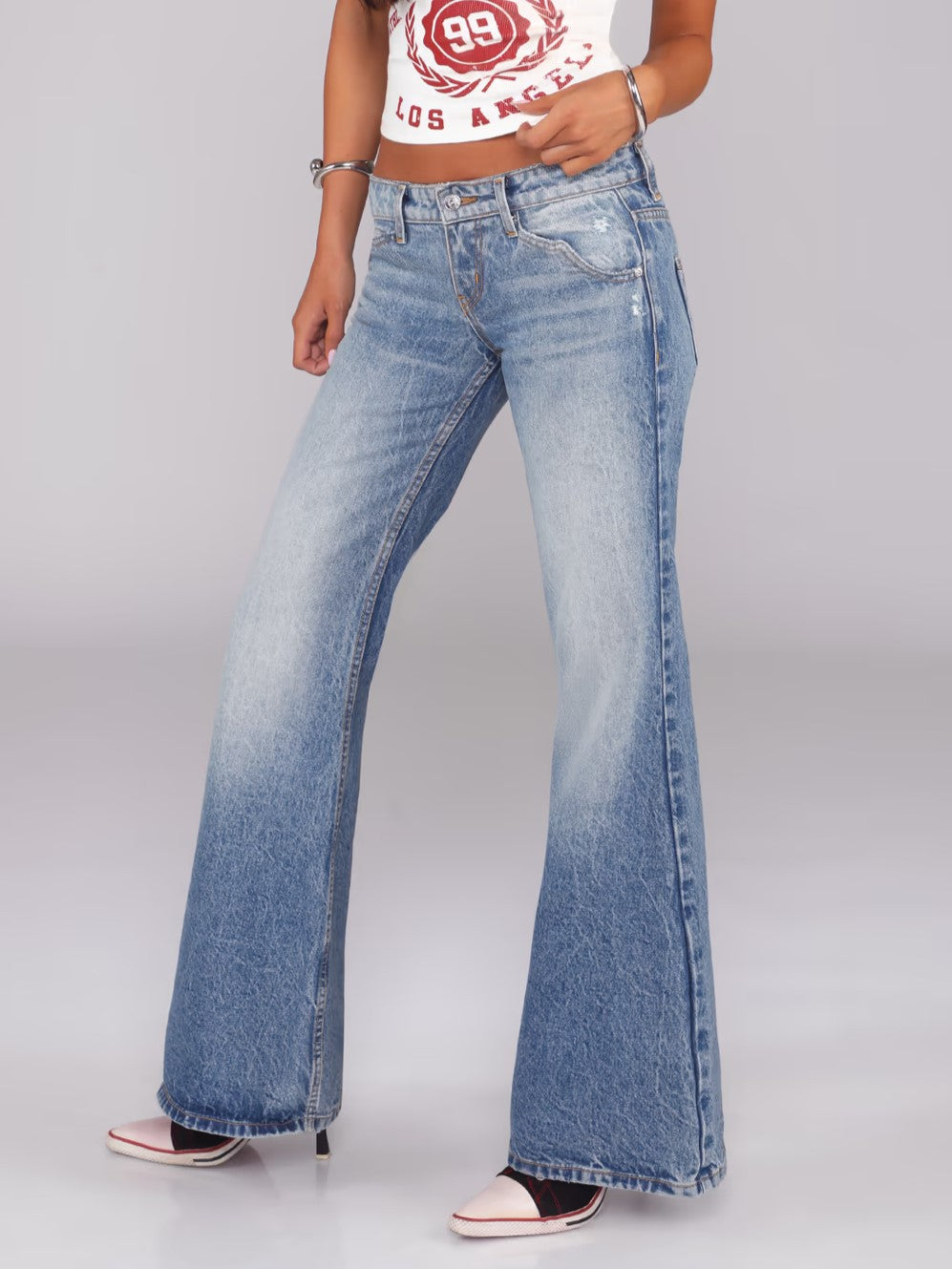 Flared denimjeans med et retro Y2K-vibe og en vasket og slidt finish for et cool og råt look