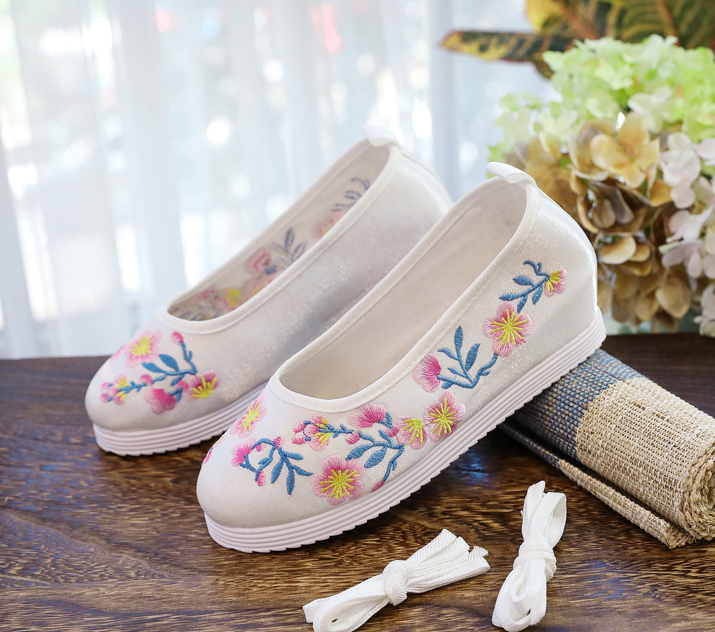 Spring And Autumn Antique Student Embroidered Cotton Shoes
