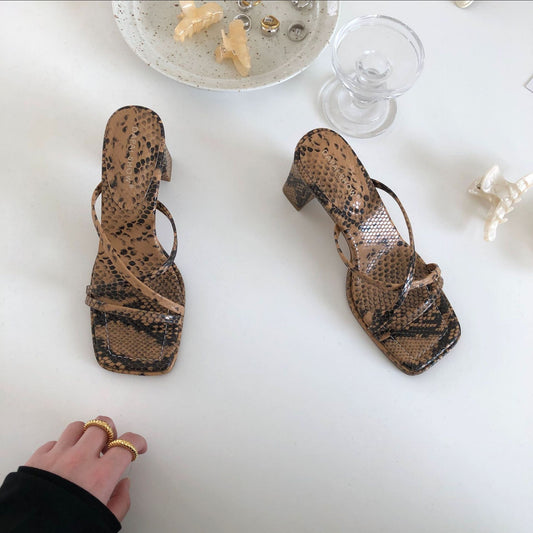Medium heeled Roman shoes