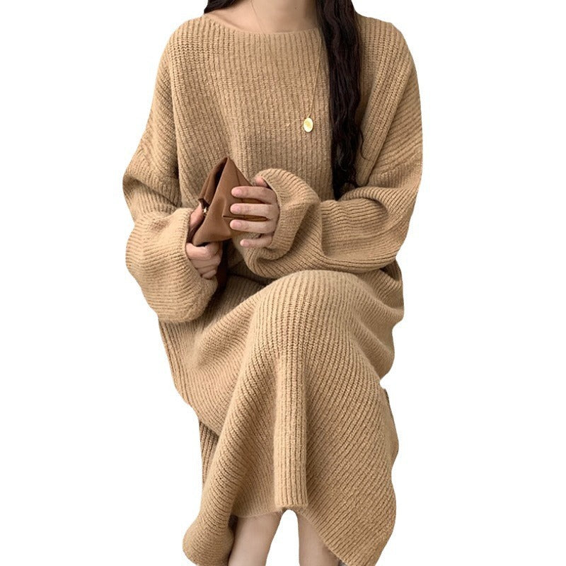 En knælang strikket sweaterkjole skaber et raffineret og elegant look til den moderne kvinde