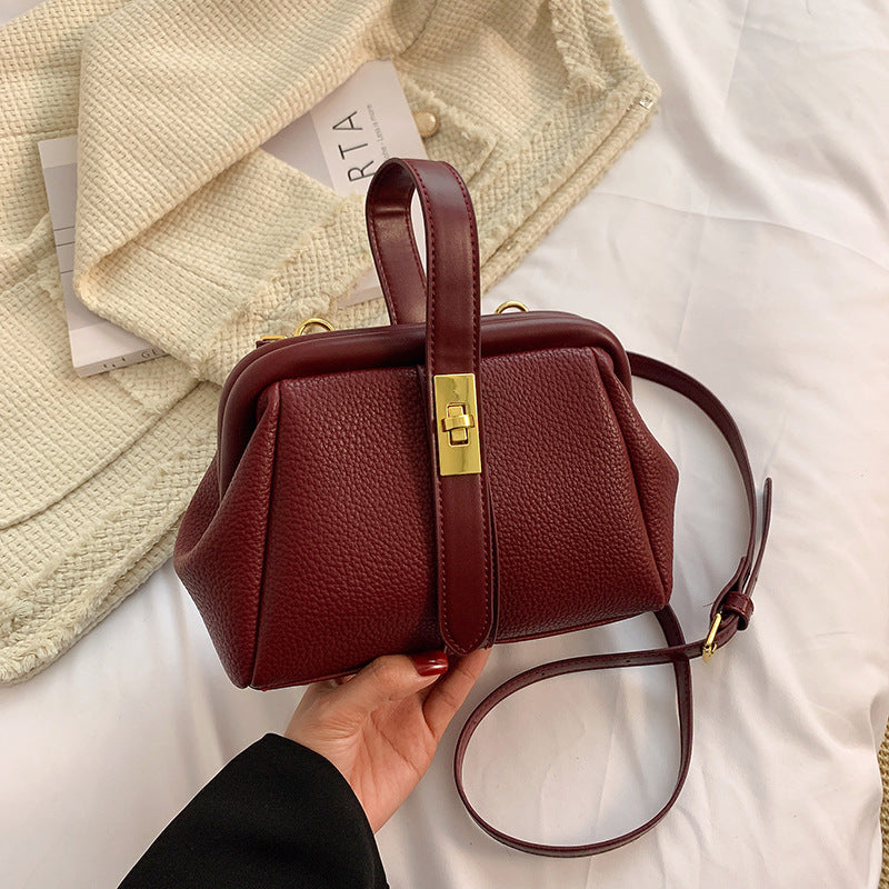 Shoulder Bag Is Fashionable And Stylish
