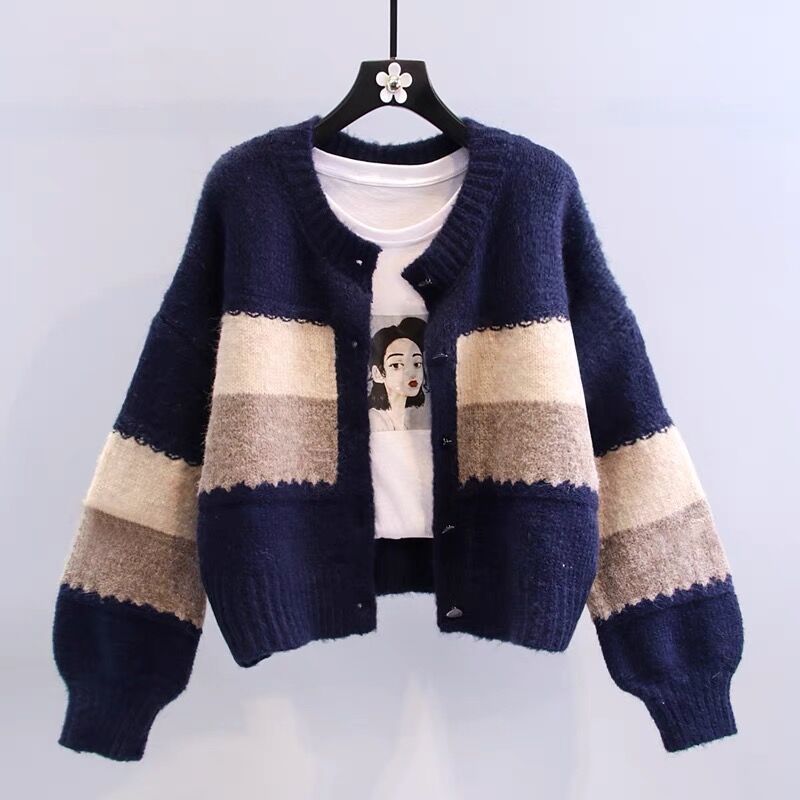Kort strikket retrocollege-sweater med rund hals til foråret og efteråret