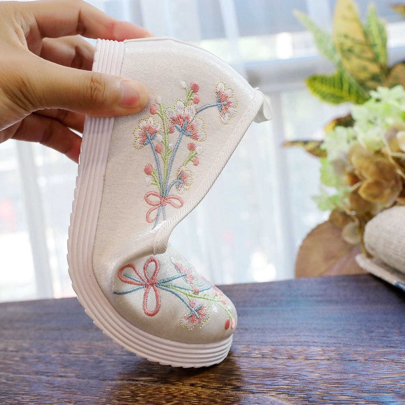 Spring And Autumn Antique Student Embroidered Cotton Shoes