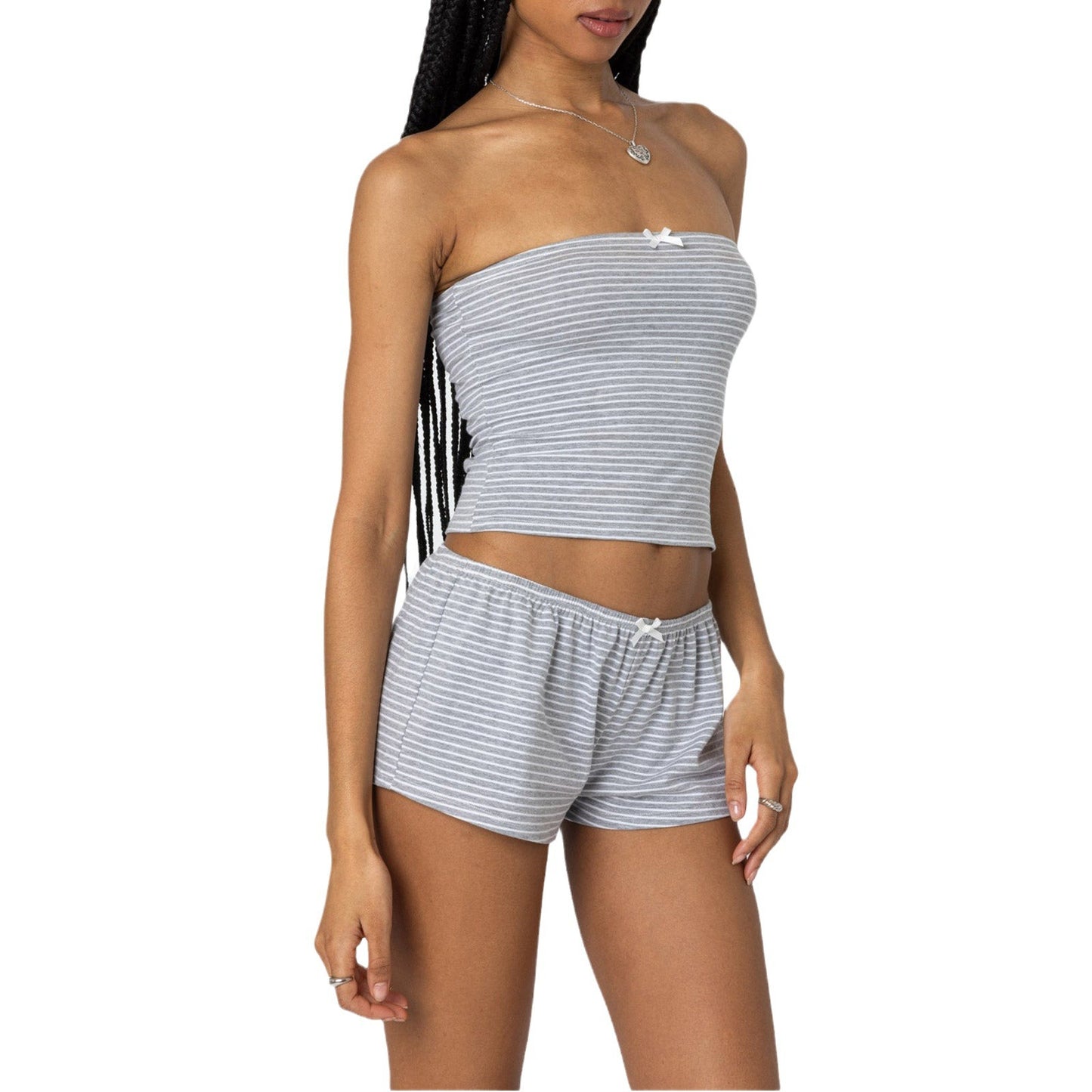 Sexy Vest And Hot Girl Outfit Off-shoulder Top Paired With Shorts
