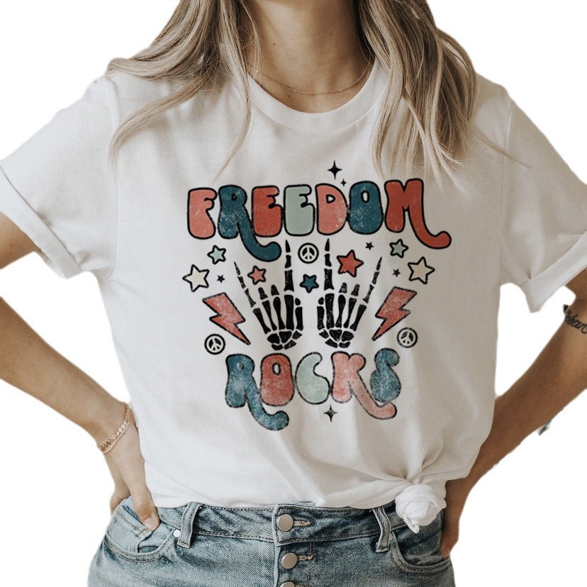 Sød og nuttet t-shirt med bogstaver og løs rund hals