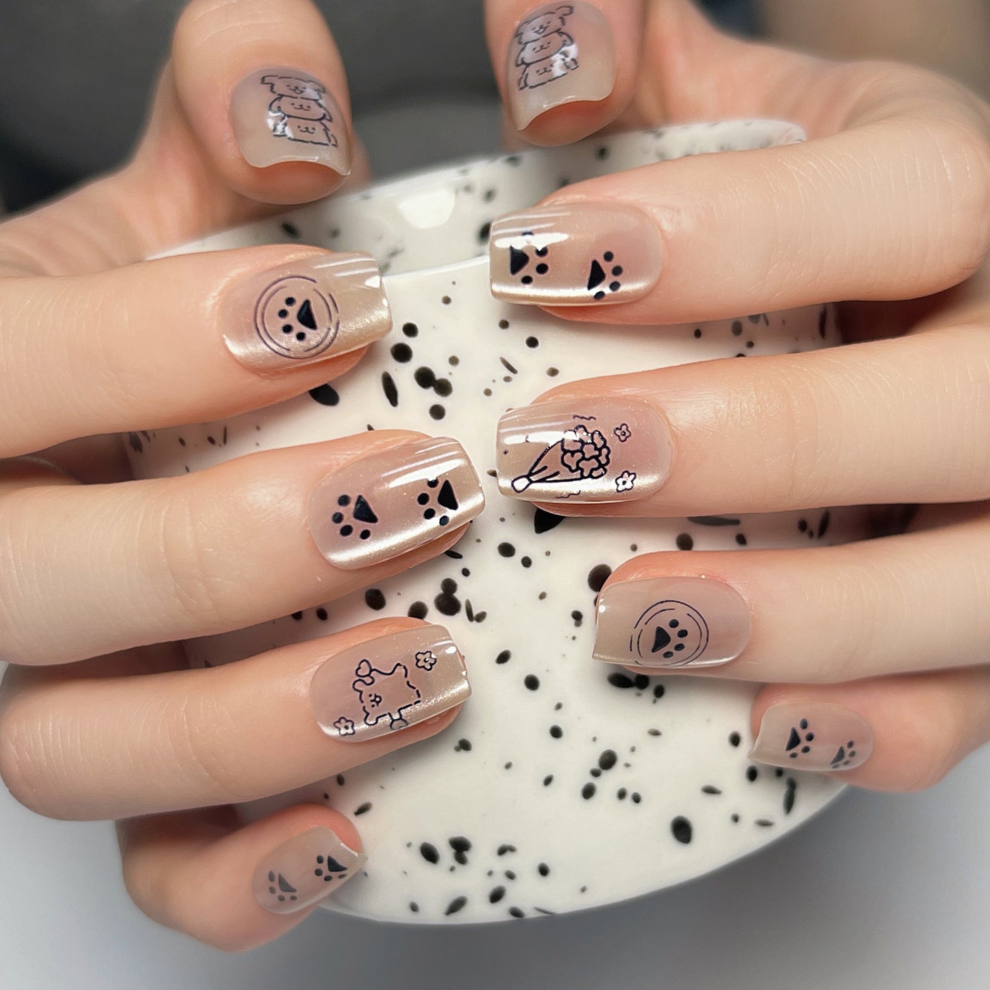 Sød tegneseriehvalp med manicure