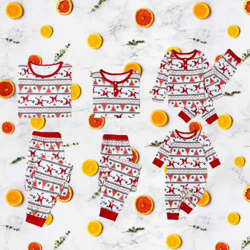 Jule pyjamas til forældre og børn, med print, lange ærmer og rund hals