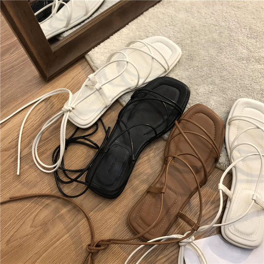 Flade retrosandaler med snøre og åben tå til kvinder