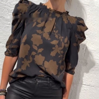 Løstsiddende bluse til kvinder med et stort blomsterprint, V-udskæring og flagermusærmer