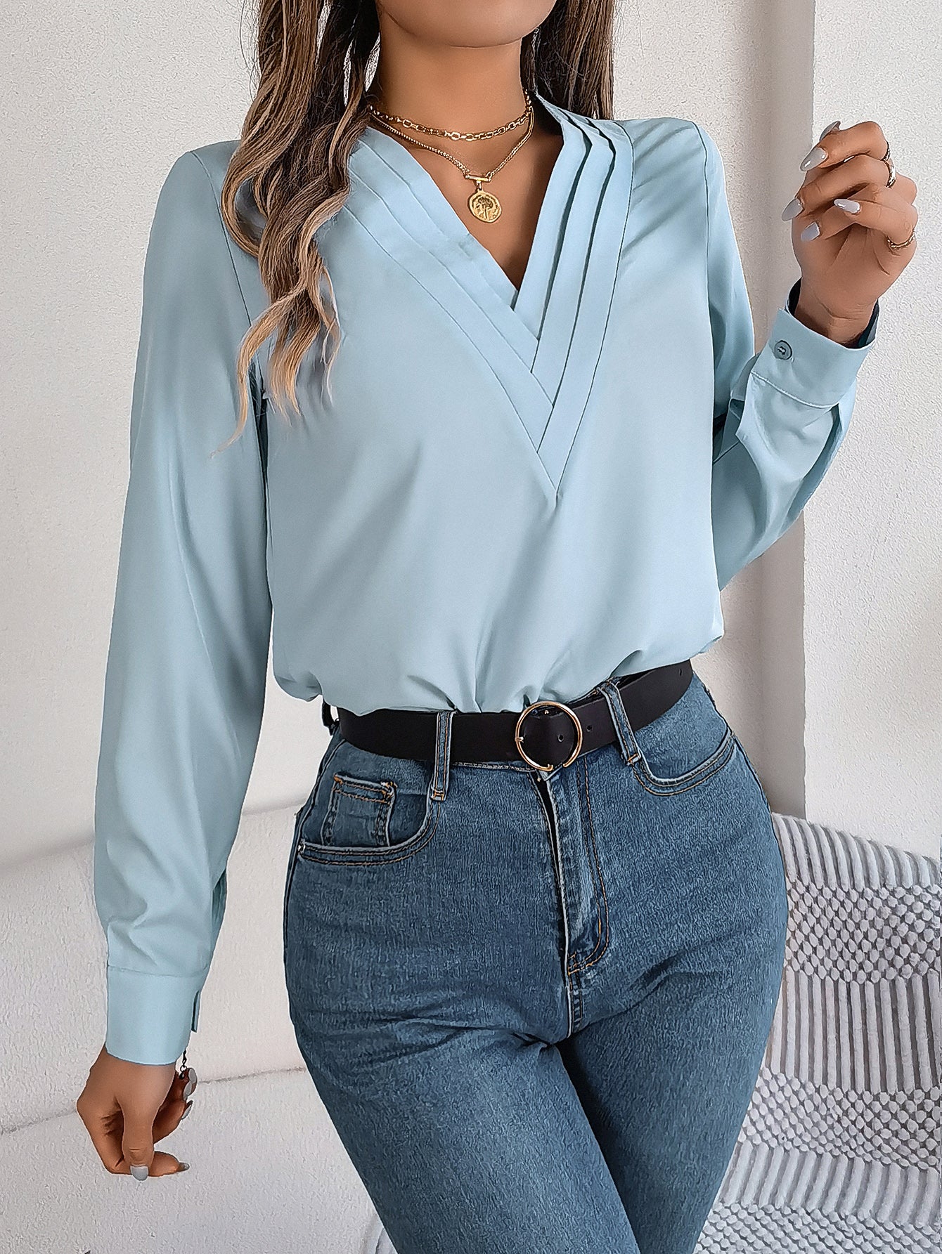 Elegant ensfarvet lagdelt V-halsbluse med lange ærmer