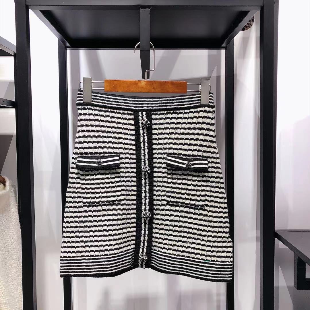 New Striped Crystal Buckle Slim Bow Knitted Skirt