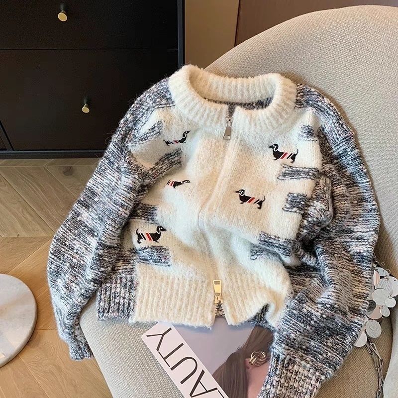 Broderet cardigan til kvinder med hvalpemotiv