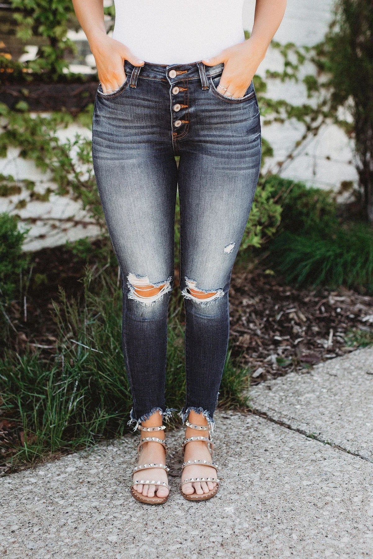 Nye høj-elastiske ripped jeans til kvinder med knapper, slim-fit og medium talje