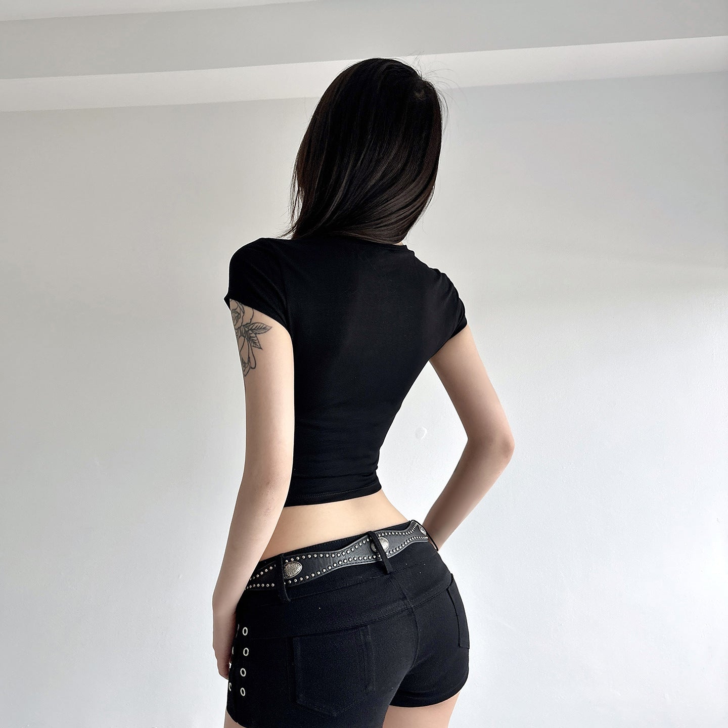 Womens Black Slim-Fit Crew-Neck Crop Top T-Shirt