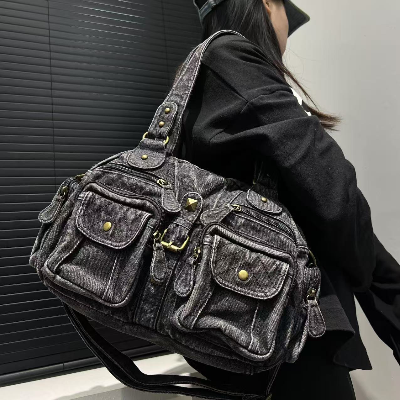 Women's Multi-pocket Distressed Vintage Crossbody Bag