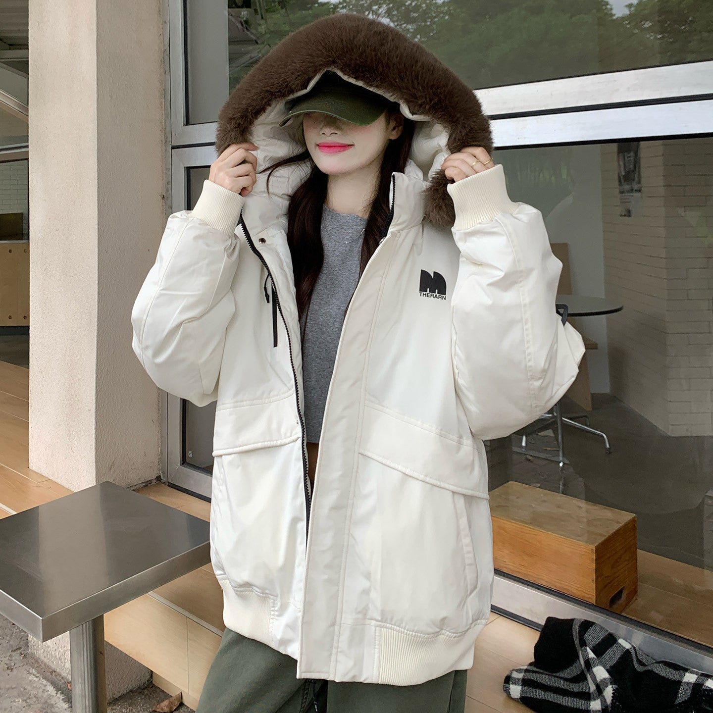 Parka med stor pelskrave og tykt bomuldsfoer