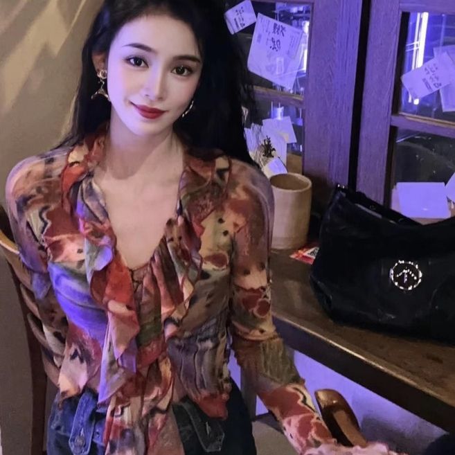 Elegant feminin langærmet T-shirt med blomsterprint og flæser