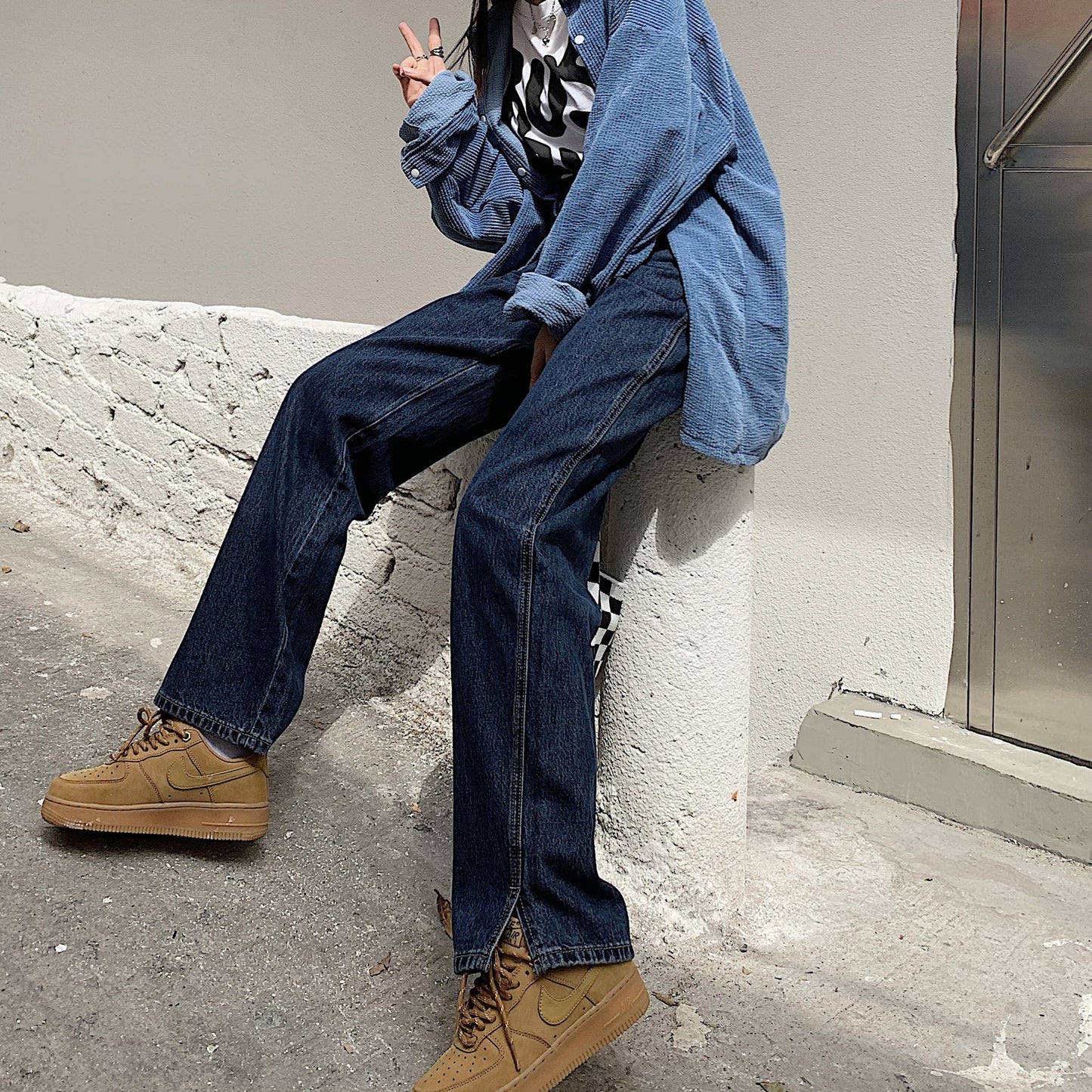 Højtaljede Slimmende Sorte Jeans med Høj Slids og Lige Ben