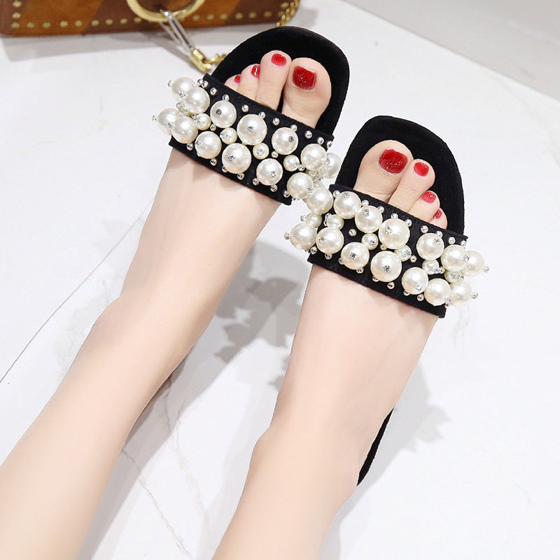 Pearl slippers with rivets