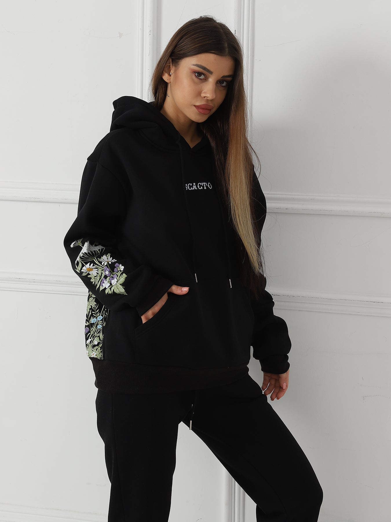 Ensfarvet sweatshirt med blomsterprint og lange ærmer til kvinder
