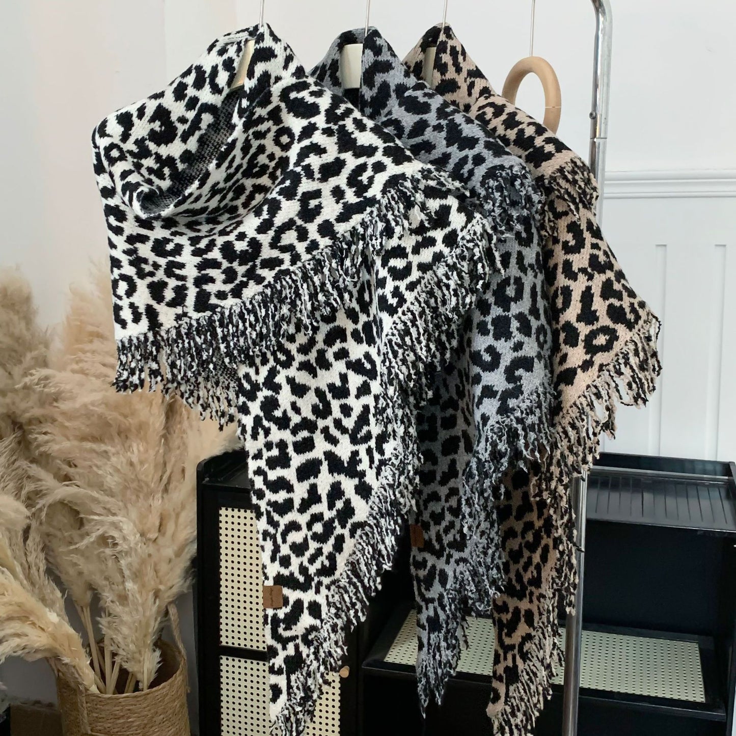 Varmt og stilfuldt leopardfrynset tørklæde sjal to-i-én