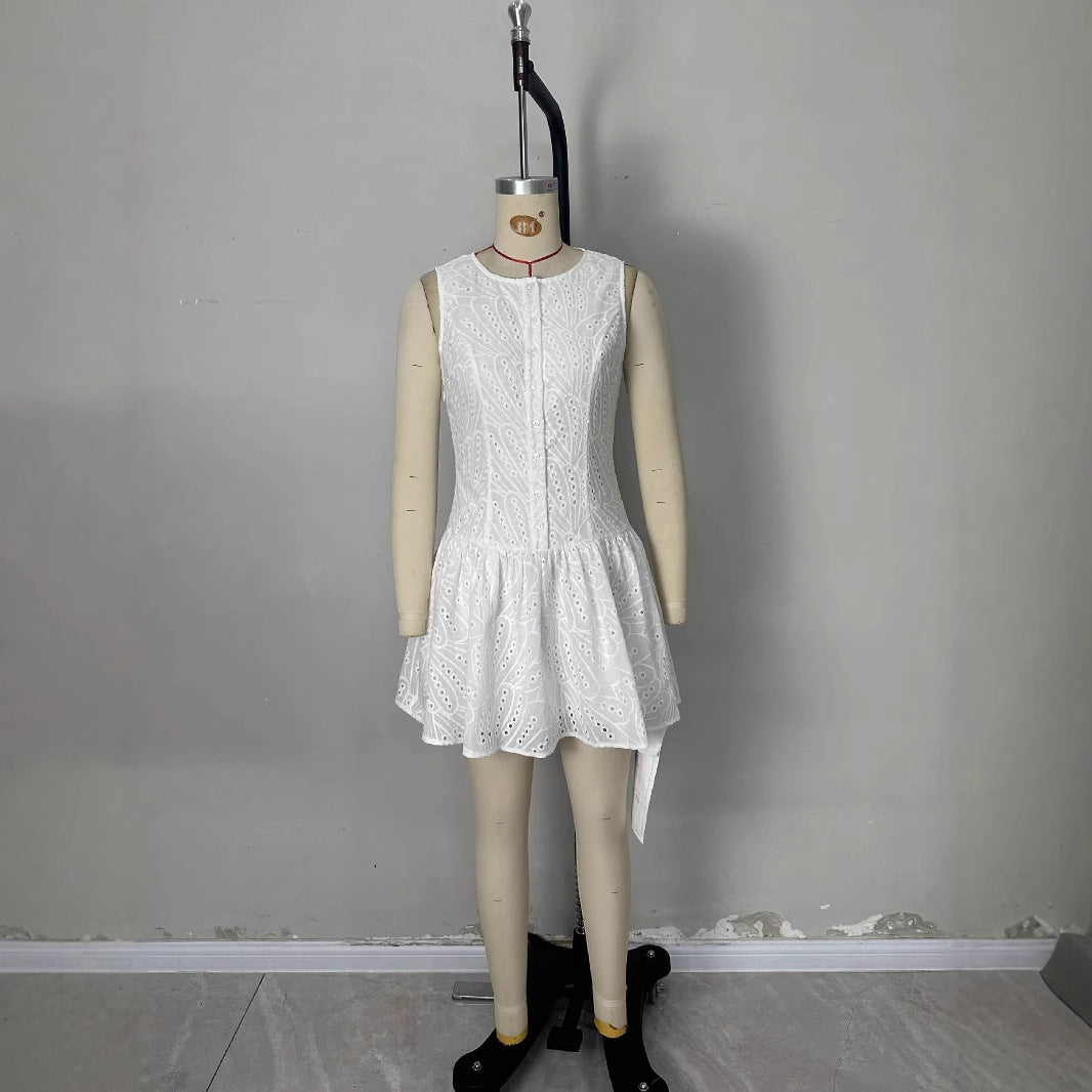 Sleek Form-fitting Sleeveless Single-breasted Dress