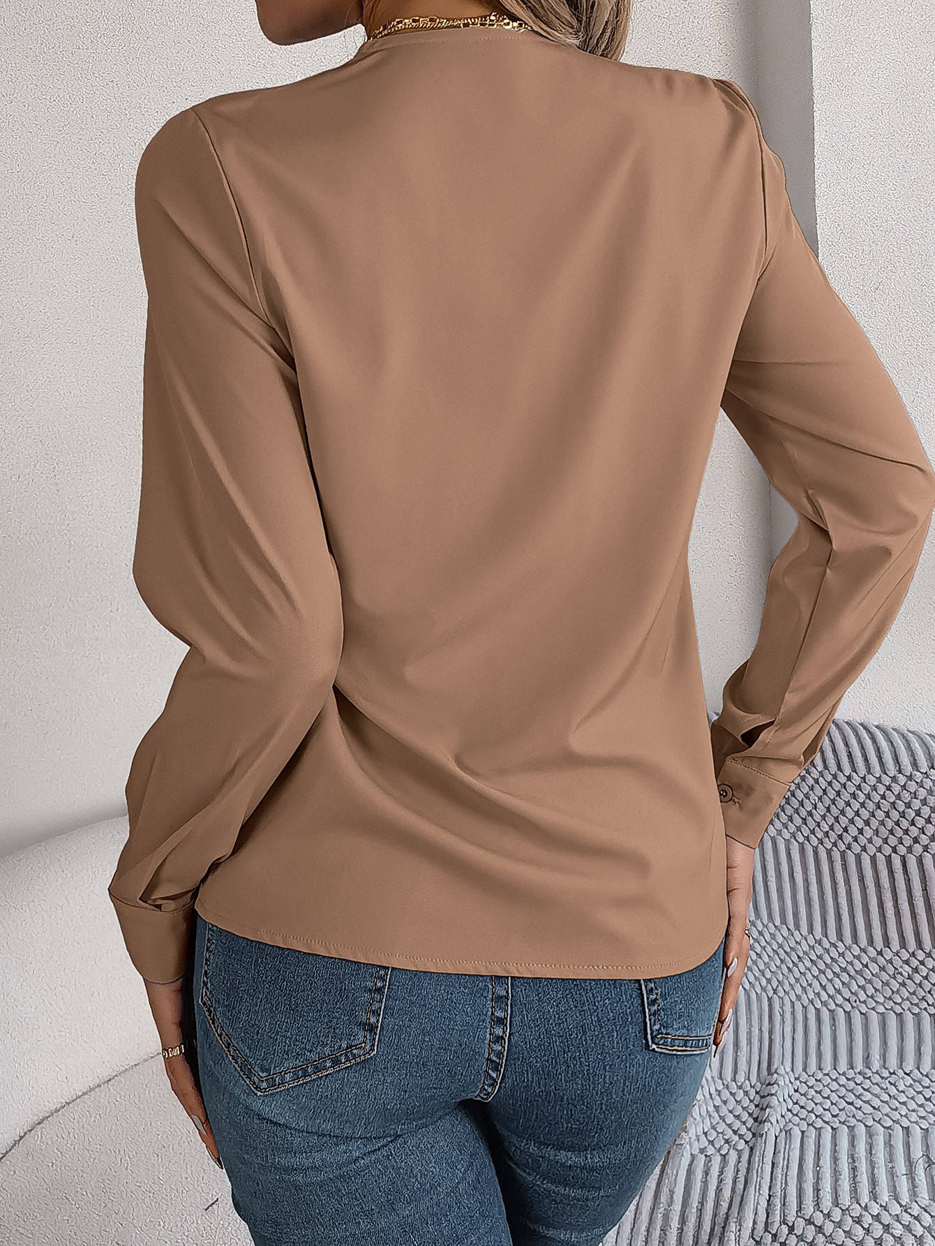 Elegant ensfarvet lagdelt V-halsbluse med lange ærmer