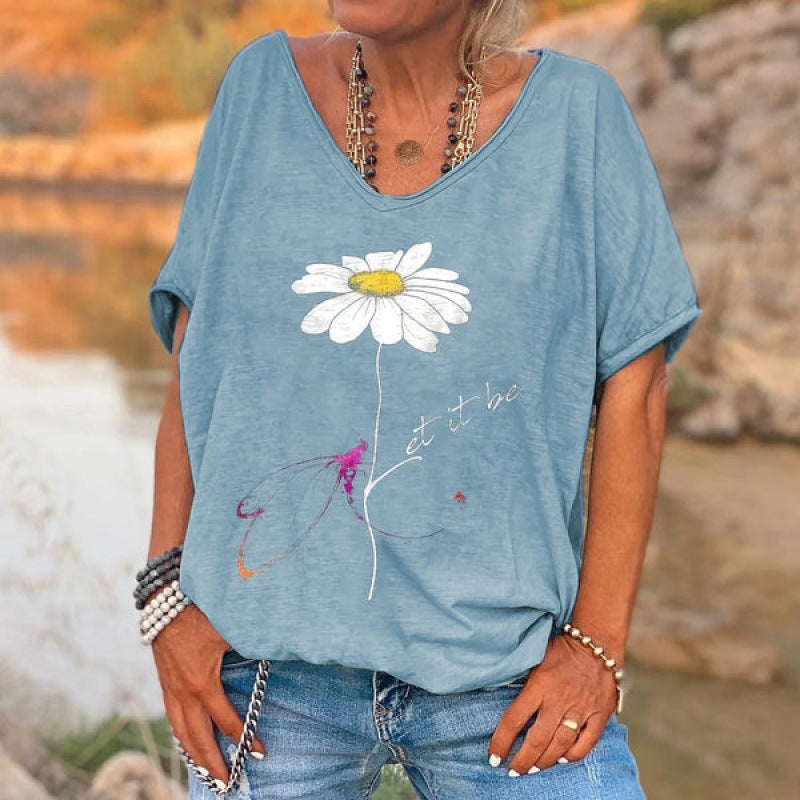 Løs V-hals T-shirt med digitalt print og korte ærmer