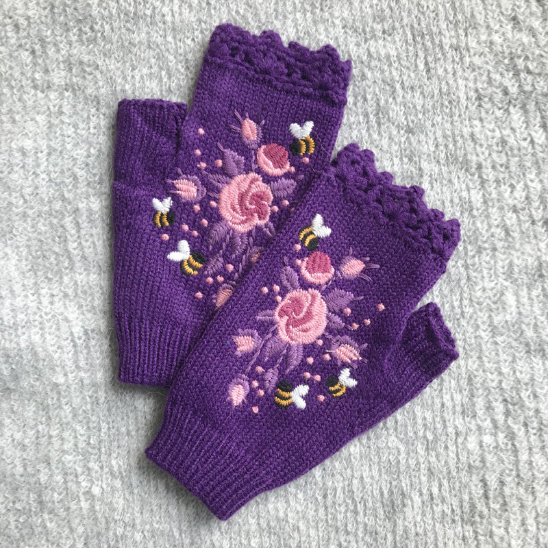 Broderede damevarme handsker bi blomsterstrik