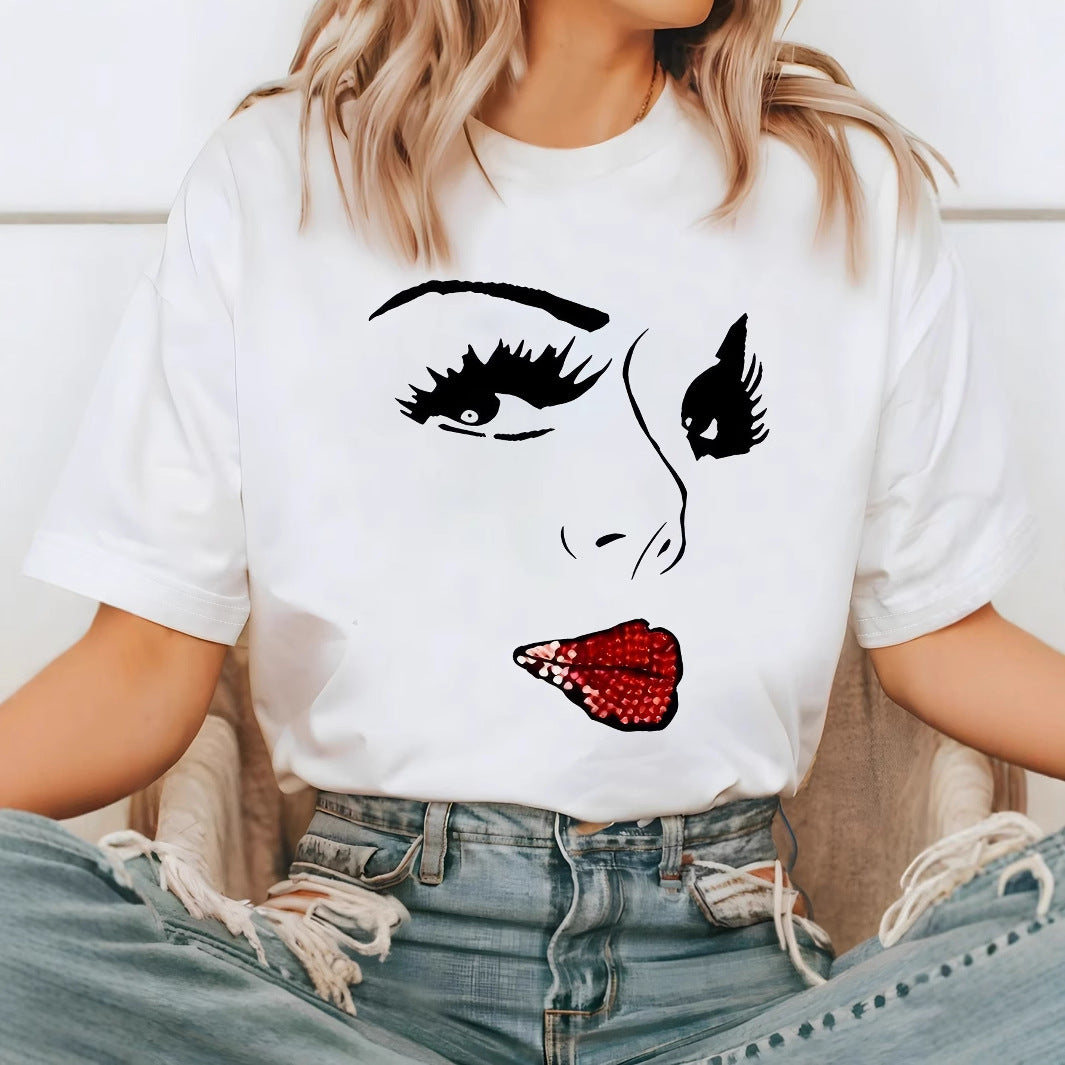 Løstsiddende kortærmet T-shirt med læbeprint