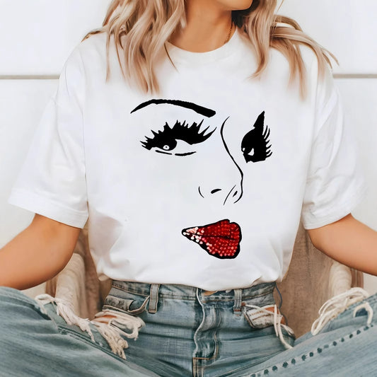 Løstsiddende kortærmet T-shirt med læbeprint