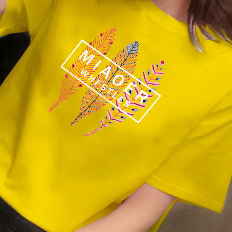Mandlige og kvindelige par ifører sig studenter-T-shirt med korte ærmer Kvinde