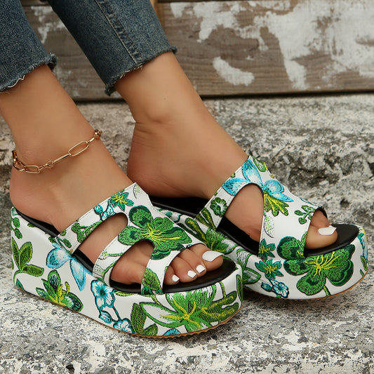 Moderigtige damesandaler med tyk sål og print