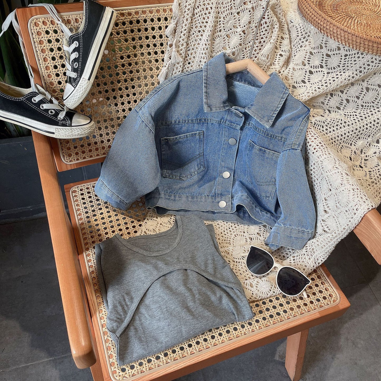 Afslappet denimjakkesæt med stretchstrikket nederdel