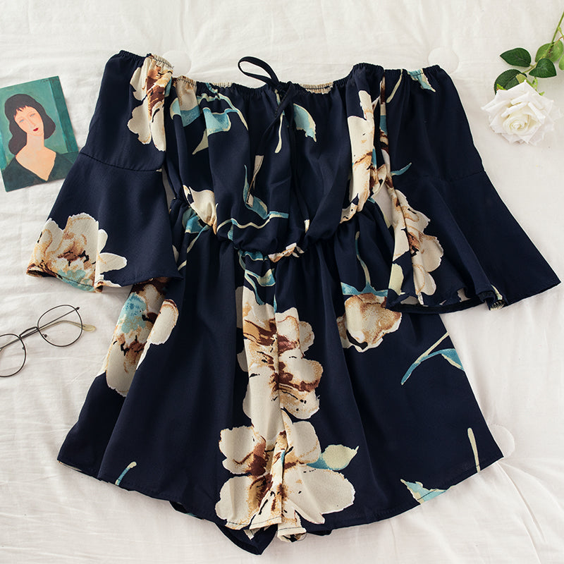 Off-shoulder buksedragt med blomsterprint og flæsede ærmer med bindebånd