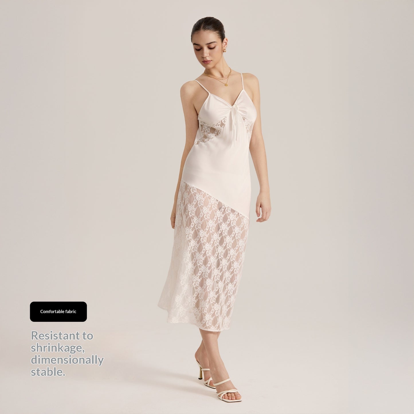 Ny semi-gennemsigtig maxikjole med blonde- og satinpatchwork