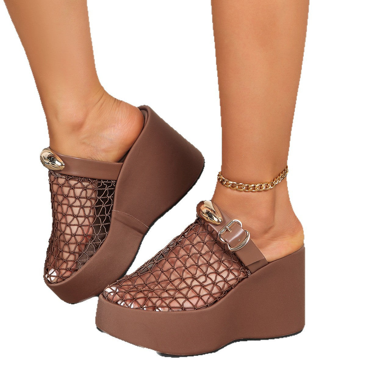 Sandaler med metalsnål, tyk sål og åben mesh, der lader fødderne ånde