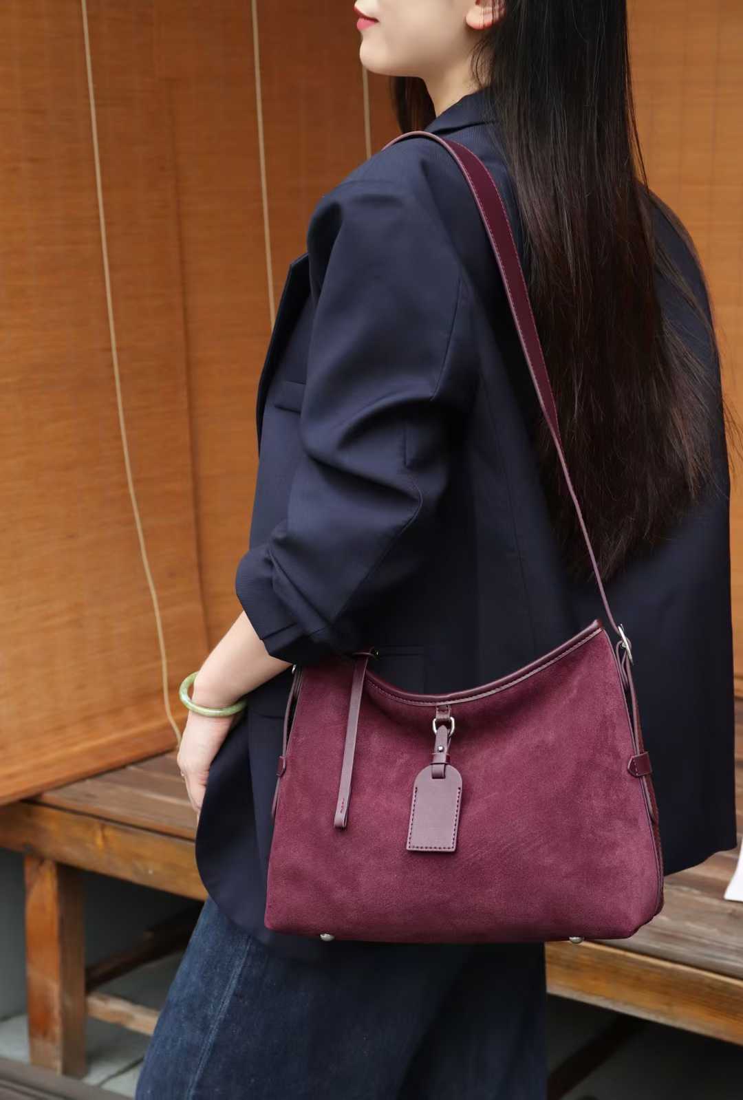 Womens Large-Capacity Simple Leather Commuter Shoulder Bag