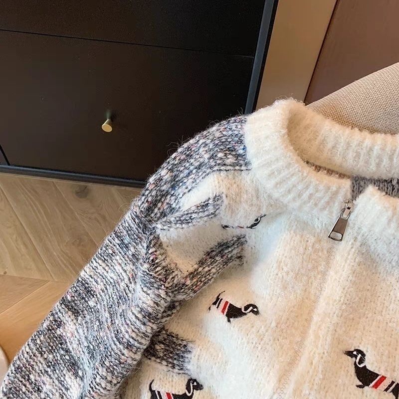Broderet cardigan til kvinder med hvalpemotiv