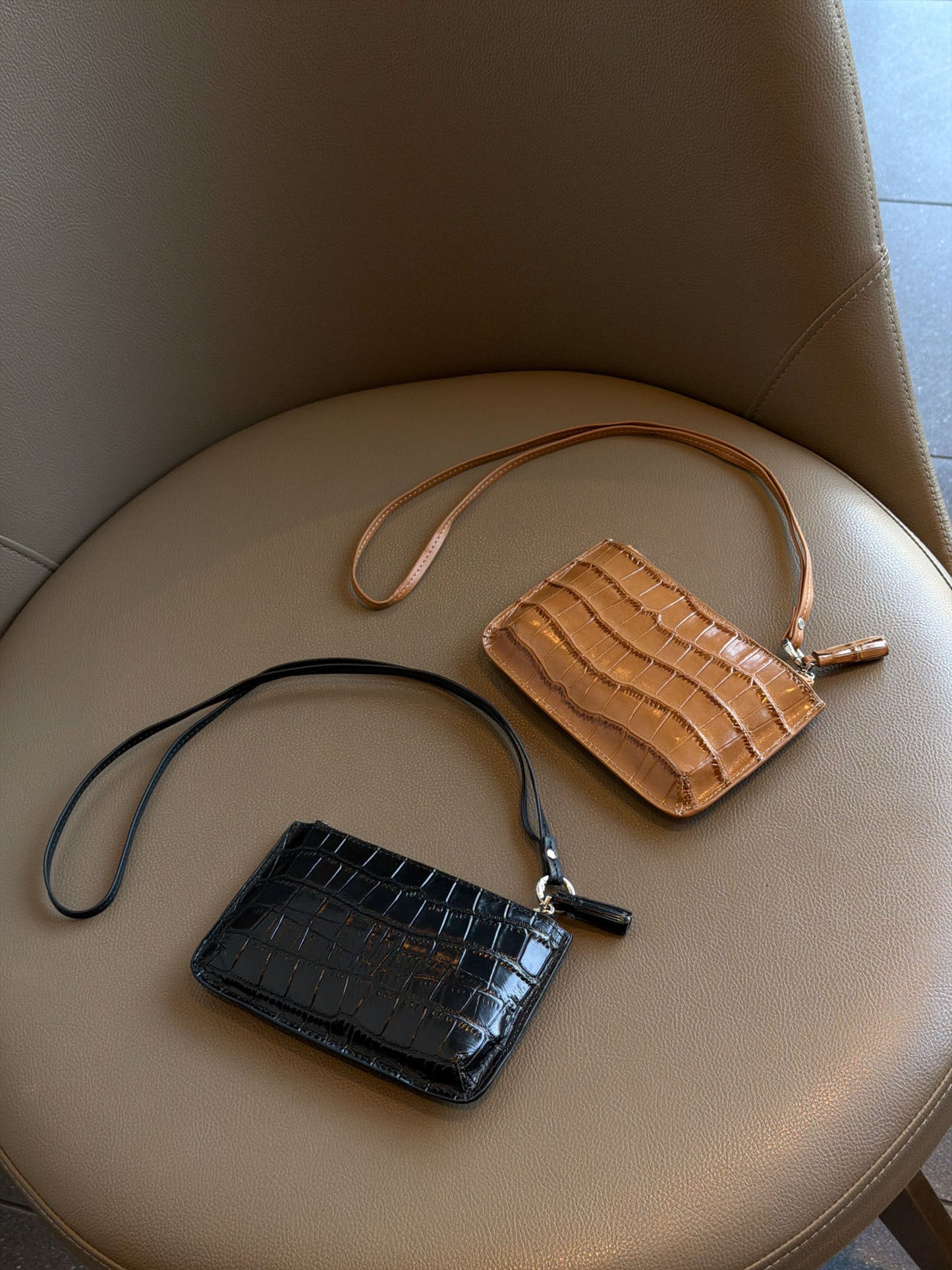 Multi-use Neck-hanging Cardholder And Coin Purse Made From Premium Oil-waxed Full-grain Cowhide