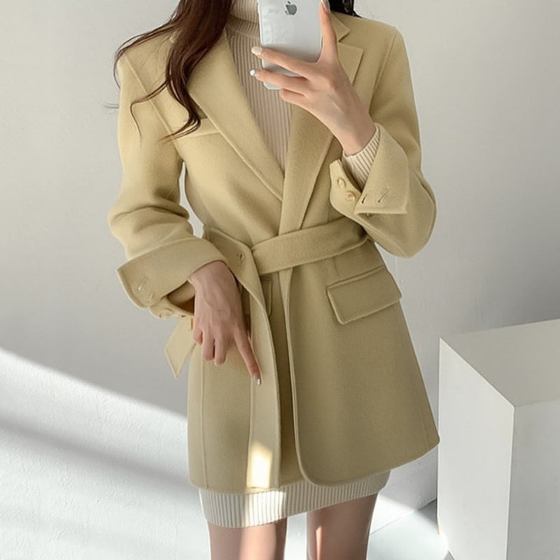 Cardigan vintage français avec col cravate et taille cintrée