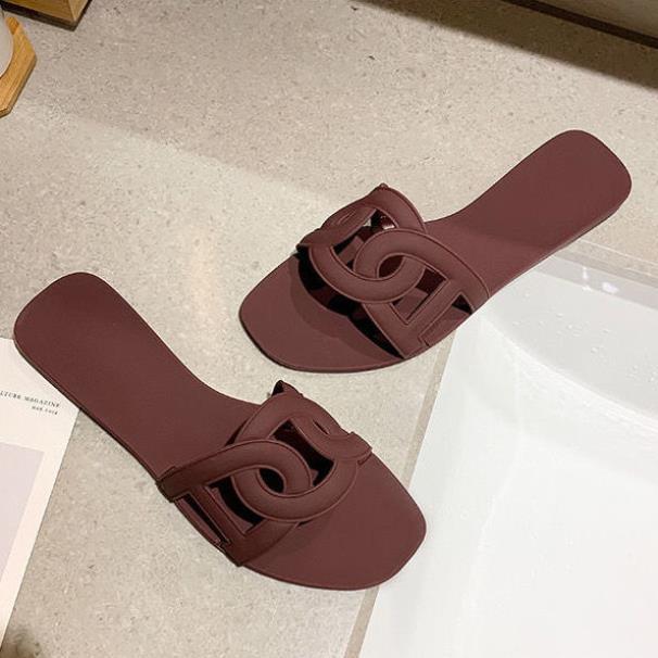 Wear non-slip holiday beach sandals