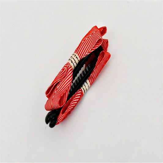 Twisted clip with herringbone bow