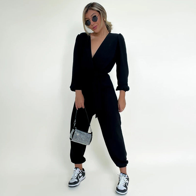 Jumpsuit til kvinder med V-hals, lange ærmer og bindebånd i taljen