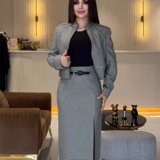 This Fashionable Womens Two-piece Set Includes A Well-tailored Piece